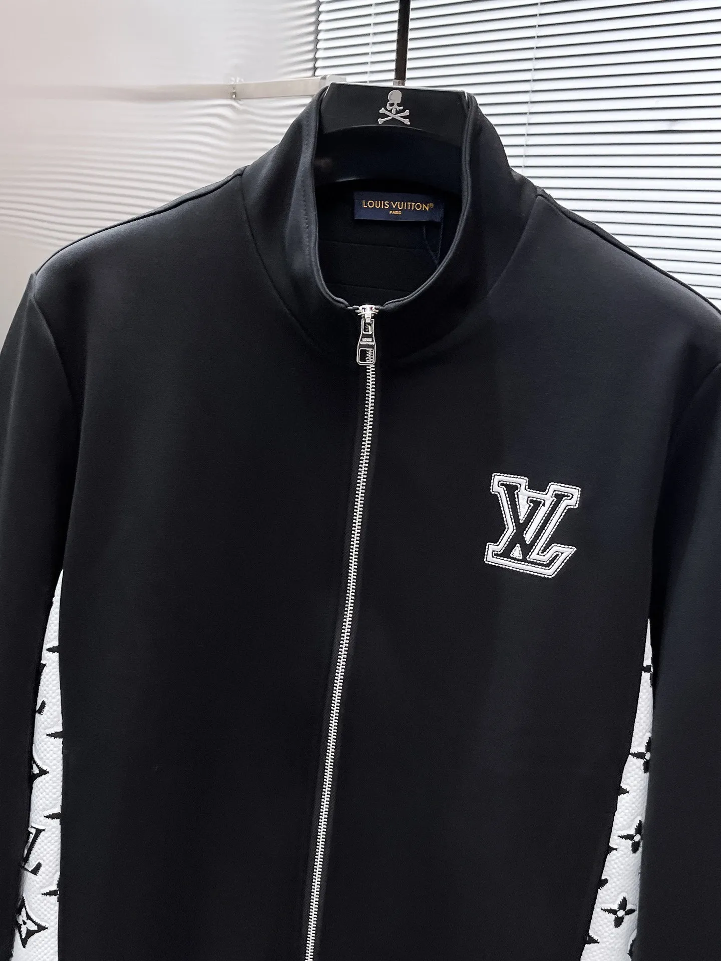 🅿️720 LV hot-selling suit is coming. Focus on the original version of the official website. 2025 new hot-selling cardigan suit. The original order is the best. 🇭🇰The meticulous work of top designers. It has a fitting and perfect upper body effect. All-natural high-quality Tencel Roman cotton 100%, close-fitting comfort, noble and elegant! Original hardware embodies elegance and nobility! Counter size: M-3XL (maximum wear up to 190 pounds)